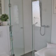 Glas-Dusche mit aufgesetztem Seitenteil