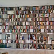 Bücherregal mit waagerecht durchlaufenden Böden