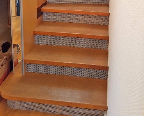 Halbgewendelte Treppenanlage mit Setzstufen in Lochblech