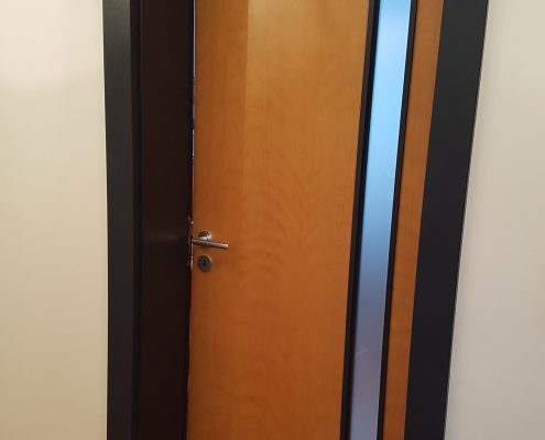Tür aus Buche mit Glasauschnitt im anthrazitfarbenen Türrahmen