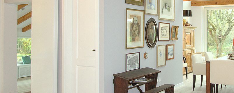Weiße Holztür mit Kassetten-Füllung im Esszimmer