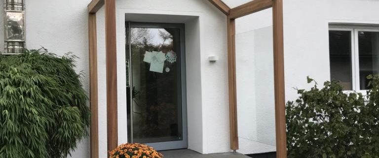 Haustür-Vordach Holz-Glaskonstruktion